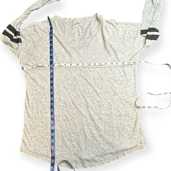 PINK VICTORIA’S SECRET Women’s Gray Black Sequin Logo Long Sleeve Tee Size Small - Picture 4 of 4